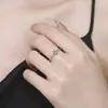 Anillo de Plata de Ley S925 con Diseño de Trébol de Cuatro Hojas de Lujo Ligero y Nicho Incrustado con Moissanita Elegante Versátil Simple para Ropa de Trabajo Diaria