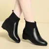 Botas Femininas de Couro Macio de Cano Curto, Novidade da Moda Outono e Inverno Botas de Cano Curto para Mulheres, Salto Médio Slip-On com Adição de Lã