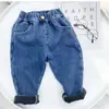 Calças jeans forradas com fleece, calças de fleece de peça única espessadas, calças compridas estilosas para bebês e crianças pequenas na primavera, fleece fino ultrassuave para crianças