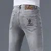 Jeans masculinos italianos de alta qualidade, corte slim, marca da moda, novo modelo primavera/verão 2026, calça longa casual cinza claro