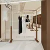 Arara de Chão para Loja de Roupas Rack Ilha Cor de Noz Aço Inoxidável Loja do Comprador Prateleira Lateral para Pendurar Roupas Loja de Roupas Femininas