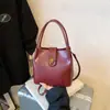 Bolsas Transfronteiriças para Mulheres 2025 Novo Outono e Inverno High-End Retro Luxo Leve Bolsas de Mão Versáteis para Trabalho e Deslocamento Bolsas Transversais