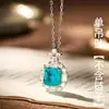 Azucarero Cuadrado de Lujo con Pelusa de Algodón Cadena para Clavícula Esmeralda Piedra Cuadrada de Pasos Totalmente Diamantada Incrustación Adorno Colgante Estilo Corte Retro