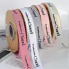 Fita impressa em inglês de 2 cm com um toque de luxo, usada para embrulhar buquês, decorar caixas de presente e como material artesanal para floristas.