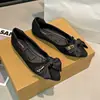 Outono de 2025 Novo Estilo Laço Boca Rasa Versátil Sapatos Baixos de Trabalho Bico Fino Sapatos Baixos Confortáveis Camurça Sapatos Únicos para Mulheres