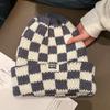 Gorro de Lana Tejido a Cuadros Rojos Ankora para Mujer, Gorro Cálido para Proteger las Orejas Otoño e Invierno 2026, Gorro Adelgazante para la Cara