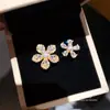 Anillo abierto asimétrico de flor de circón bañado en oro real de 18 quilates, anillo de moda para el día a día, joyería de lujo ligero de alta gama
