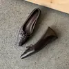 Otoño 2026 Nuevo Estilo Estilo Hada con Lazo Falda a Juego Zapatos de Noche Suaves Zapatos de Salón de Punta Cuadrada con Tacón Oculto Absolutamente Hermosos