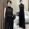 Elegante y moderno conjunto de verano para mujer: nueva blusa sin mangas de lunares con cintas y pantalones anchos de cintura alta, un elegante conjunto de dos piezas