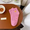 Meias de dormir de flanela coral para mulheres, espessadas para outono e inverno, quentes, antiderrapantes, meias curtas com pontinhos e estampa de coração, meias para casa