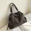 Bolso de hombro cruzado de ante con tachuelas estilo europeo y americano, personalizado, para ir al trabajo 2026, moda, gran capacidad, casual, para mujer
