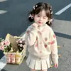 Cárdigan con capucha de ganchillo de fresa para niñas 2026 nuevo otoño, prenda exterior para niños, suéter de punto, ropa infantil de moda