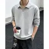 Camisa polo lisa de manga comprida, minimalista, para homens, corte solto, versátil, novo estilo moderno, adequada para o trabalho e uso casual, com design patchwork e gola alta