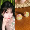Aretes de Flores de Color Dopamina para Mujer Verano Atmósfera Dulces Aretes Blancos Diseño Nicho Joyería para Orejas de Vacaciones