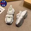 Sandalias Deportivas Cerradas para Mujer con Velcro y Suela Gruesa 2026 Verano Nuevos Versátiles Zapatos de Papá Zuecos Huecos Transpirables