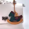 Encantador y Versátil Colgante para Bolso de Caballo Mecedora, Colgante de Dibujos Animados en Cuero, Colgante Hecho a Mano en Cuero Genuino, Llavero para Coche