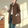 Foto real de gabardina de longitud media para mujer, nuevo estilo de otoño 2026, artículo popular de moda este año, abrigo extremadamente bonito para primavera y otoño