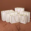 Saco de Papelão Branco Personalizado Embalagem Espessa Saco de Presente Presente de Acompanhamento Loja de Roupas Bolsa de Mão Presente Publicidade em estoque
