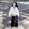 Nova coleção primavera e outono para meninas estilo universitário: um conjunto de duas peças apresentando um top com gola, com visual de duas peças, detalhes em patchwork e calça casual com blocos de cor xadrez