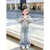 Conjunto Estilo Academia para Meninas Primavera e Outono Moda Jovem Simples Jaqueta Moletom com Capuz Poá Jeans Conjunto de Duas Peças