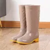 Botas de lluvia transparentes de gel moda zapatos impermeables engrosados botas de lluvia altas para adultos Zapatos de goma de trabajo para mujer cubrezapatos antideslizantes para cocina