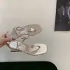 Sandálias Chinelo Europeias e Americanas Quadradas com Strass e Tira entre os Dedos Moda Verão 2026 Novidade Sandálias Plataforma de Alta Aparência