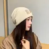 Gorro de tricô para outono e inverno, estiloso e quente, com bordas dobradas e letras, chapéu feminino à prova de frio com cordão e proteção para as orelhas, faz o rosto parecer menor