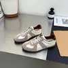 Sapatos de treino alemães planos de balé retrô versáteis modernos super macios para mulheres 2026 novo estilo tênis casuais que emagrecem e aumentam a altura