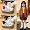 Sapatos internos para meninas para o jardim de infância, nova coleção outono 2026, design do gato KT, anti-impacto, leves e adequados para bebês que estão aprendendo a andar