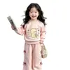 Conjunto de moda estilo coreano para niñas con estampado de oso y mangas largas, sudadera de cuello redondo con cintura elástica para niñas, conjunto de dos piezas con lazo para primavera y otoño