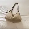Bolsa de mão estilosa e casual com um toque único e descontraído, perfeita para o outono de 2026; uma bolsa tiracolo simples e versátil para o trabalho e o trajeto