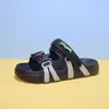 Accesorios para pistolas de juguete de niños, pantuflas ligeras de dibujos animados de verano con sensación de pisar caca, sandalias lindas de una pieza de dibujos animados al por mayor