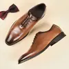 Sapatos formais de couro legítimo brogue esculpidos com cadarço, novos para a primavera de 2026, para homens, estilo britânico, sapatos de casamento para jovens, modernos