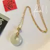 Colar com Pingente de Sorte e Paz Estilo Chinês 2026 para Mulheres, Presente para Melhor Amiga ou Namorada, Design de Nicho Estilo Chinês