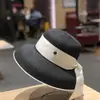 Sombrero tipo cubo versátil de estilo francés inspirado en Hepburn para mujer, sombrero de protección solar de versión coreana de moda con correa de satén