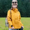 Nova Roupa Três em Um Feminina Impermeável Corta-Vento à Prova de Frio para Trekking Montanhismo Jaqueta de Viagem para Pessoas Baixas Primavera e Outono