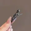 Pinza de Pato Negra con Corazón de Pedrería Estilo Socialité Elegante de Gama Alta Pinza Simple Versátil para Flecos Laterales Pasador