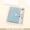 Conjunto de notebook A5 e caneta em estoque, ideal para reuniões e eventos corporativos, um presente prático com opções de personalização de logotipo.
