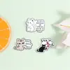 Divertido broche de metal para gato estilo español, pin de gatito atigrado blanco y negro de dibujos animados, accesorio de insignia decorativa
