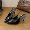 Sandálias fechadas estilo francês em couro envernizado para mulheres, novo modelo verão e outono 2026, versátil salto agulha bico fino com tira de fivela, salto alto elegante