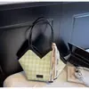 Bolsa Tote Versátil de Grande Capacidade na Moda para Mulheres 2025 Verão Nova Bolsa de Ombro Simples Estilo Coreano Tendência Bolsa de Braço