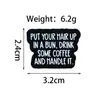 Broche Geométrico Criativo Fundo Preto Texto Branco Personalidade Esmalte Liga Combinado de Insígnia com Frase em Inglês Acessório de Fixação para Roupas