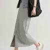 Saia elegante com fenda frontal, saia longa preta e cinza de corte reto, moda feminina primavera-verão 2026