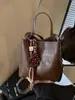 Bolso Pequeño Retro Texturizado de Gama Alta para Mujer 2026 Nueva Moda Bolso Cruzado Versátil Bolso Cubo Super Popular para Llevar en la Mano