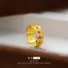 Anillo de Moneda de Diamante Rojo Rosa Chapado en Oro Estilo Old Money de Lujo Ligero para Mujer Arena Dorada Anillo de Moneda de Cobre con Punta Abierta Venta al por Mayor