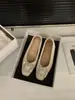 Zapatos de felpa para mujer, color gris, forrados de polar, con plataforma para aumentar la altura, nuevo estilo otoño/invierno 2025, zapatos de trabajo negros con pedrería, estilo francés