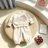 Conjunto lindo de gatito estilo coreano para primavera y otoño para niñas, sudadera de cuello redondo y pantalones jogger elásticos, conjunto de dos piezas versátil