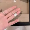 Collar de Trébol de Cuatro Hojas Luna Blanca Brisa Suave con Diamantes Triturados para Mujer, Colgante de Resina de Luz Suave, Cadena de Cuello Versátil Atmosférica y Exquisita