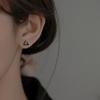 Aretes de tuerca triangulares negros fríos de plata esterlina s999, aretes huecos con espacio lindos y creativos, accesorios simples de estilo japonés y coreano al por mayor