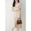 Outono e Inverno 2026 Novo Estilo Vestido Tricotado de Lã Pura com Decote V Ajuste na Cintura Cor Sólida Elegante Saia de Comprimento Médio Efeito Emagrecedor Saia Evasê